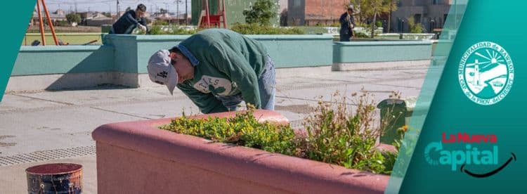 Imagen de la noticia que habla sobre: RAWSON: LA MUNICIPALIDAD REALIZA TRABAJOS DE REACONDICIONAMIENTO Y PUESTA EN VALOR EN PLAZA ESPAÑA