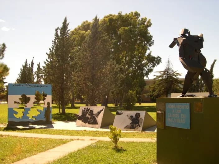 Monumento a los caídos en Malvinas - Imagen 2
